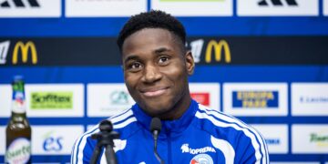 Dario Essugo tout sourire, conférence de presse du Racing avant Rennes, 23 octobre 2026
