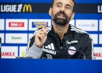 Hugo Oliveira lève l’index, conférence de presse du Racing avant Rennes, 23 octobre 2026