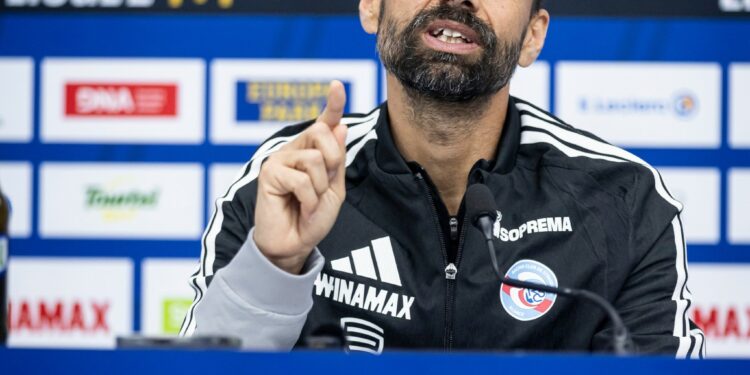 Hugo Oliveira lève l’index, conférence de presse du Racing avant Rennes, 23 octobre 2026