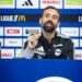 Hugo Oliveira lève l’index, conférence de presse du Racing avant Rennes, 23 octobre 2026