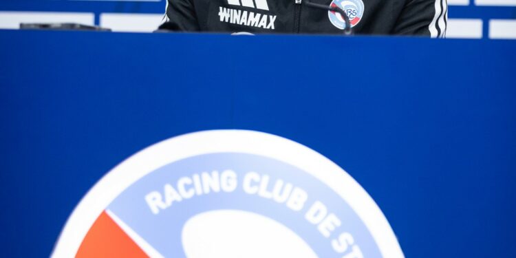Hugo Oliveira au pupitre, conférence de presse du Racing avant Rennes, 23 octobre 2026
