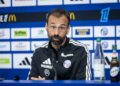 Hugo Oliveira écoute une question, conférence de presse du Racing avant Rennes, 23 octobre 2026