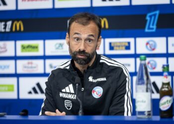 Hugo Oliveira écoute une question, conférence de presse du Racing avant Rennes, 23 octobre 2026