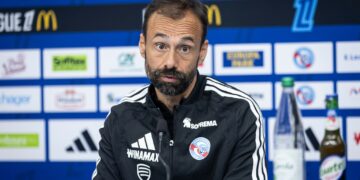 Hugo Oliveira écoute une question, conférence de presse du Racing avant Rennes, 23 octobre 2026