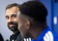 Hugo Oliveira regarde Dario Essugo (2), conférence de presse du Racing avant Rennes, 23 octobre 2026