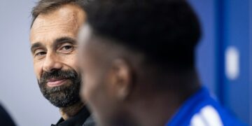 Hugo Oliveira regarde Dario Essugo (2), conférence de presse du Racing avant Rennes, 23 octobre 2026
