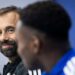 Hugo Oliveira regarde Dario Essugo (2), conférence de presse du Racing avant Rennes, 23 octobre 2026