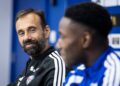 Hugo Oliveira regarde Dario Essugo (3), conférence de presse du Racing avant Rennes, 23 octobre 2026