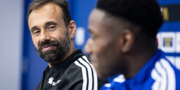 Hugo Oliveira regarde Dario Essugo (3), conférence de presse du Racing avant Rennes, 23 octobre 2026