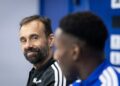 Hugo Oliveira regarde Dario Essugo, conférence de presse du Racing avant Rennes, 23 octobre 2026