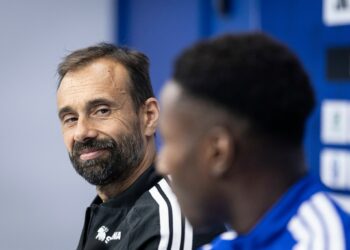 Hugo Oliveira regarde Dario Essugo, conférence de presse du Racing avant Rennes, 23 octobre 2026