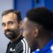 Hugo Oliveira regarde Dario Essugo, conférence de presse du Racing avant Rennes, 23 octobre 2026