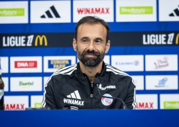 Hugo Oliveira sourit, conférence de presse du Racing avant Rennes, 23 octobre 2026