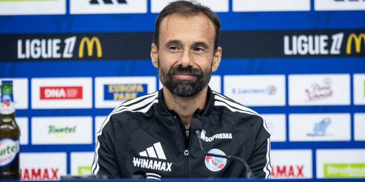 Hugo Oliveira sourit, conférence de presse du Racing avant Rennes, 23 octobre 2026