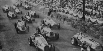 Départ du Grand Prix d’Alsace 1947 sur le circuit de Strasbourg-Neudorf, devant la tribune