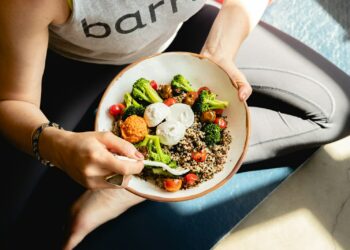 Une femme tient un bol de nourriture après le sport