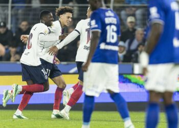 Maghnes Akliouche (n°11) et Ousmane Dembélé célèbrent un but parisien à la Meinau