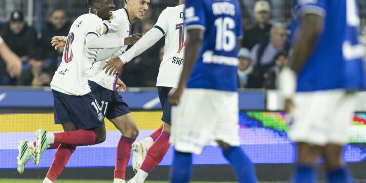 Maghnes Akliouche (n°11) et Ousmane Dembélé célèbrent un but parisien à la Meinau