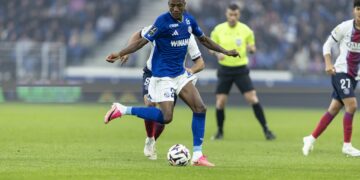 Demba Diop balle au pied au milieu de terrain