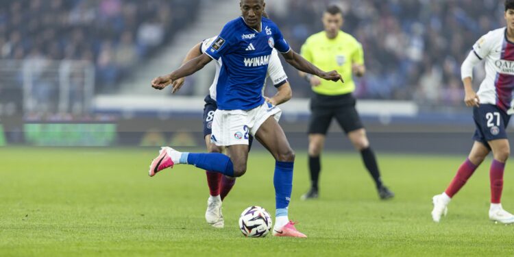 Demba Diop balle au pied au milieu de terrain
