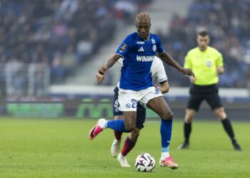 Demba Diop conduit le ballon face au PSG