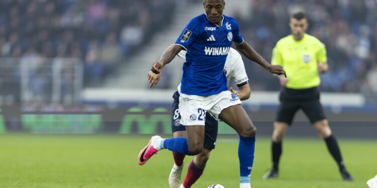Demba Diop conduit le ballon face au PSG