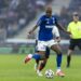 Demba Diop conduit le ballon face au PSG