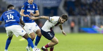 Dário Essugo et Giovanni Reyna au duel avec Khvicha Kvaratskhelia