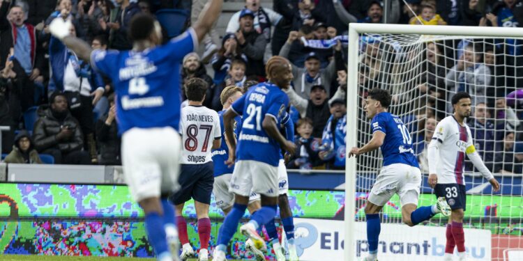 Jeyland Mitchell et Demba Diop célèbrent le but de Giovanni Reyna