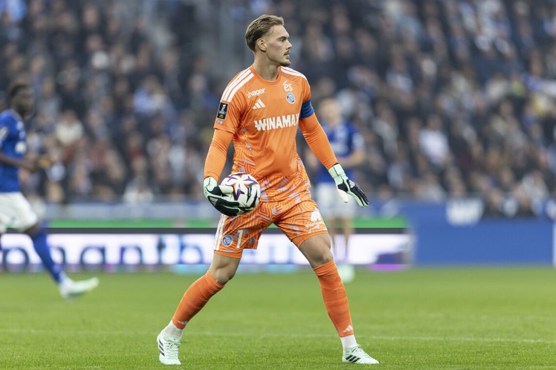 Filip Jørgensen, gardien et capitaine du Racing, ballon en main