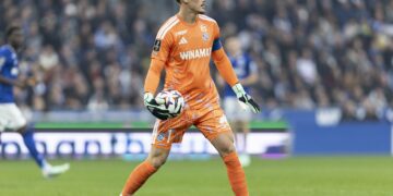 Filip Jørgensen, gardien et capitaine du Racing, ballon en main