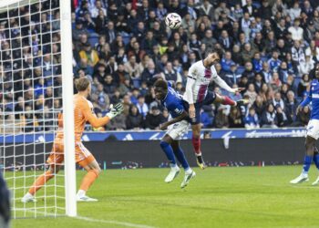 Filip Jørgensen face à une reprise de Ferran Torres