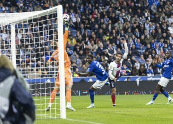 Filip Jørgensen détourne le ballon face à Ferran Torres