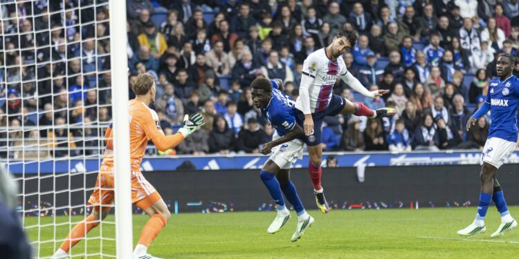 Filip Jørgensen face à une reprise de Ferran Torres