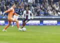 Filip Jørgensen joue au pied, avec Karim Coulibaly derrière lui