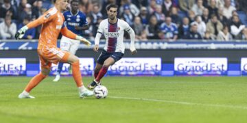 Filip Jørgensen joue au pied, avec Karim Coulibaly derrière lui