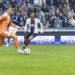 Filip Jørgensen joue au pied, avec Karim Coulibaly derrière lui