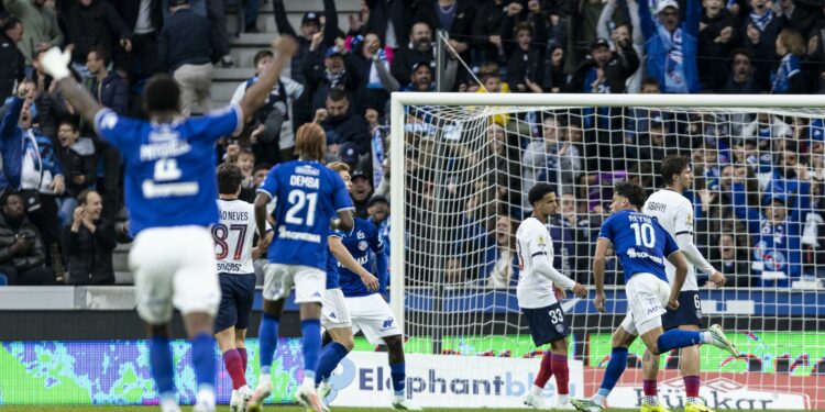Jeyland Mitchell lève les bras après l'ouverture du score de Giovanni Reyna