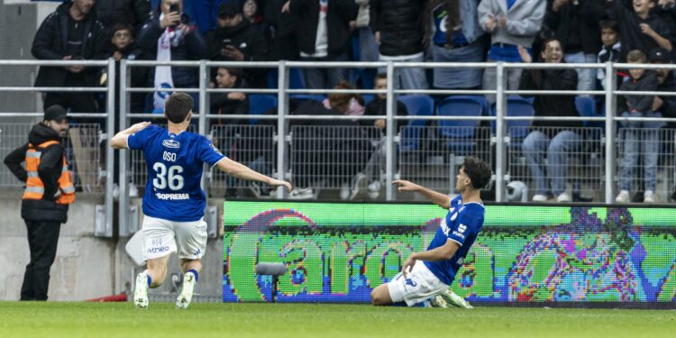 Oso et Giovanni Reyna célèbrent le but devant les supporters