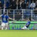 Oso et Giovanni Reyna célèbrent le but devant les supporters