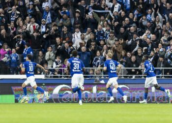 Giovanni Reyna court célébrer son but, suivi de Karim Coulibaly et Conrad Harder