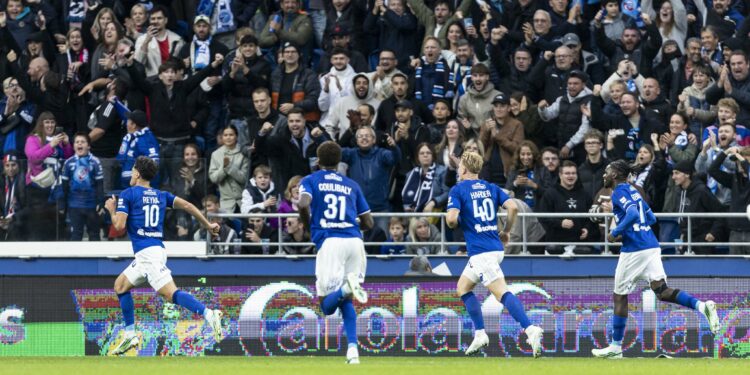Giovanni Reyna court célébrer son but, suivi de Karim Coulibaly et Conrad Harder