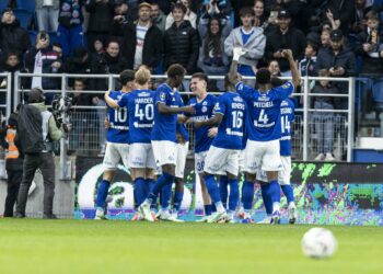 Les joueurs du Racing réunis après l'ouverture du score face au PSG