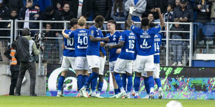 Les joueurs du Racing réunis après l'ouverture du score face au PSG