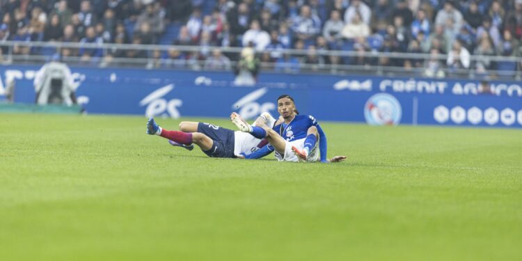 Gessime Yassine au sol après un duel avec un Parisien