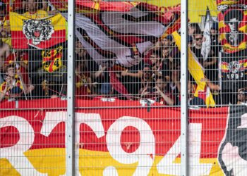 Supporters du RC Lens en tribune, drapeaux et banderoles