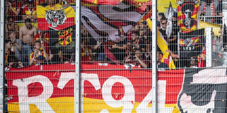 Supporters du RC Lens en tribune, drapeaux et banderoles